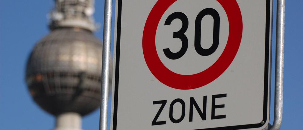 Mehr Tempo 30 bitte: Ein Straßenschild vor dem Fernsehturm in Berlin. (Symbolbild)