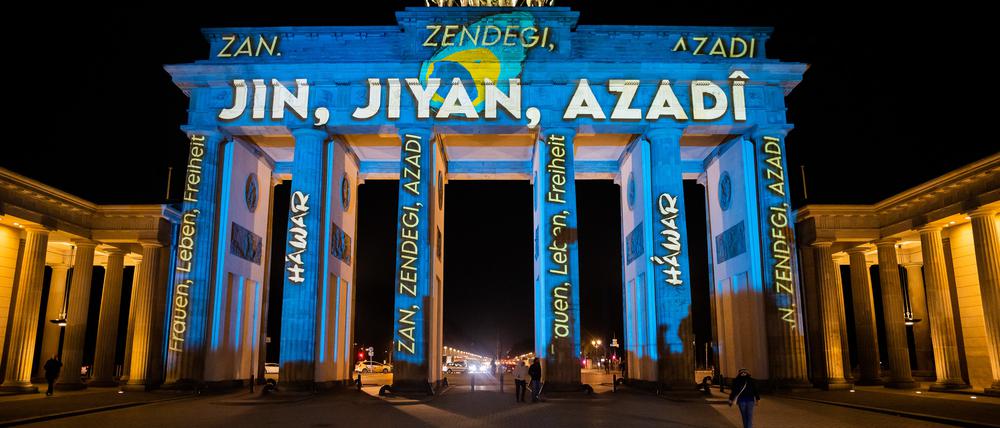 Das Brandenburger Tor wird bei einer Protestaktion für Solidarität mit den Protesten im Iran mit dem persischen Schriftzug «Zan · Zendegi · Azadi» («Frau · Leben · Freiheit») angestrahlt.