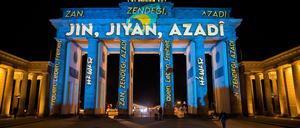 Das Brandenburger Tor wird bei einer Protestaktion für Solidarität mit den Protesten im Iran mit dem persischen Schriftzug «Zan · Zendegi · Azadi» («Frau · Leben · Freiheit») angestrahlt.