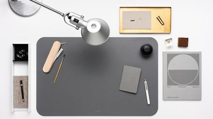 So kann es auf einem Schreibtisch aussehen. Unterlage von PB 0110 und Lamy (69 Euro).