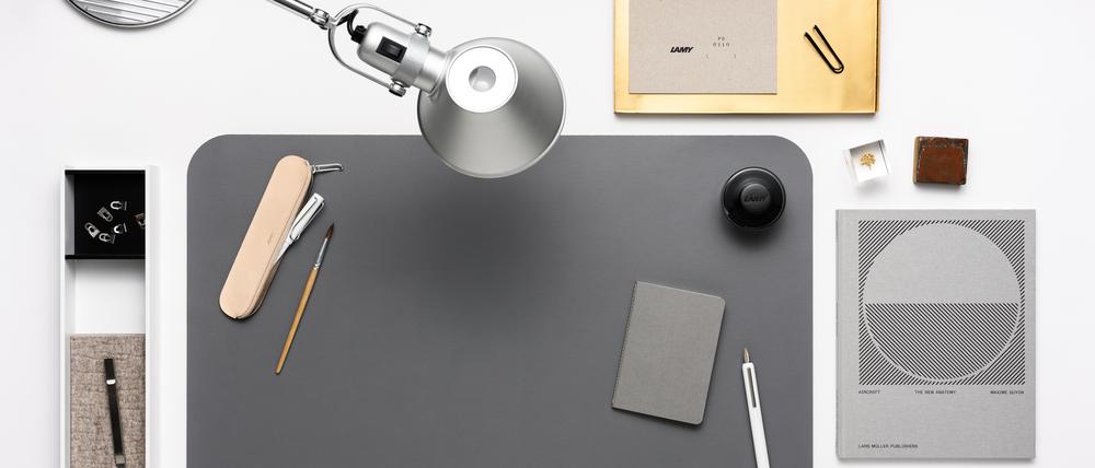 So kann es auf einem Schreibtisch aussehen. Unterlage von PB 0110 und Lamy (69 Euro).