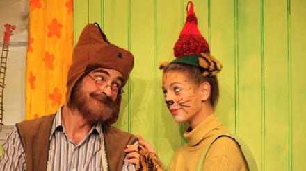Pettersson (Peter Hofmann) und Findus (Antonia Weiher).