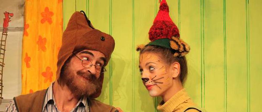 Pettersson (Peter Hofmann) und Findus (Antonia Weiher).