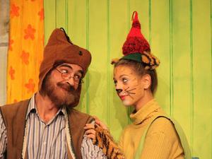 Pettersson (Peter Hofmann) und Findus (Antonia Weiher).