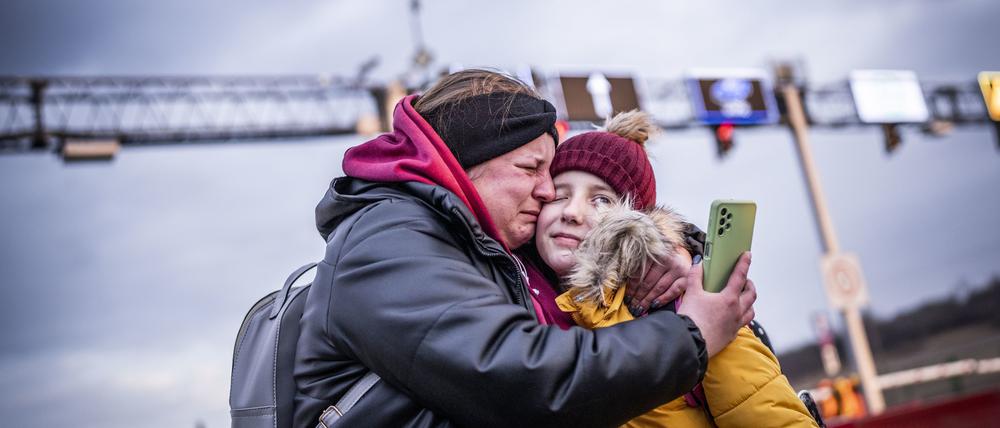 Przemysl in Polen: Zwei Tage nach dem Angriff Russlands auf die Ukraine hält eine Frau weinend ein geflüchtetes ukrainisches Mädchen im Arm.