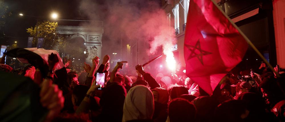 Nach dem Viertelfinal-Spiel der Marokkaner bei der WM in Katar kam es in Paris zu unschönen Szenen.
