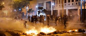 Die Proteste in Peru eskalieren, Demonstranten fordern nach der Amtsenthebung von Präsident Castillo Neuwahlen.