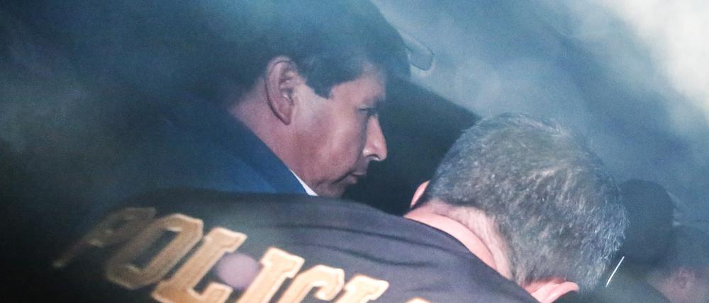 Der agbesetzte peruanische Präsident Pedro Castillo wird von der Polizei auf das Polizeirevier in Lima eskortiert.