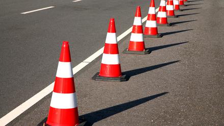 cone as a road barrier, 20.11.2006, Copyright: xwkx Panthermedia00483829