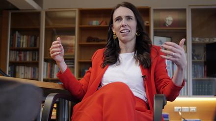 Neuseelands Premierministerin Jacinda Ardern spricht während eines Interviews in ihrem Büro. 