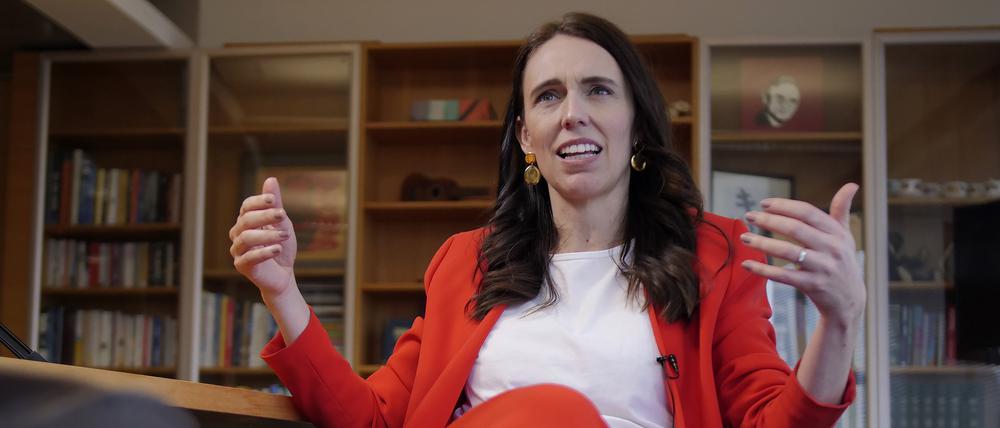 Neuseelands Premierministerin Jacinda Ardern spricht während eines Interviews in ihrem Büro.