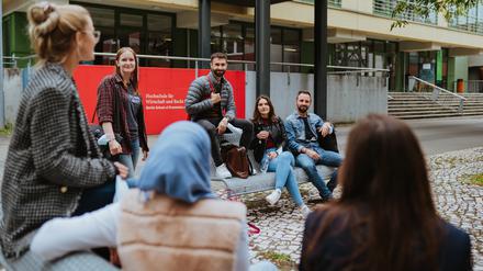 HWR-Studierende im Gespräch vor dem Standort der Hochschule in Berlin-Lichtenberg.