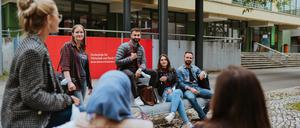 HWR-Studierende im Gespräch vor dem Standort der Hochschule in Berlin-Lichtenberg.