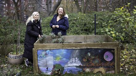 Für die Jugend da. Dorina Thomas, Bereichsleitung Jugendfreizeiteinrichtungen des HvD (l.) und Silke Heuke-Böhm, Leiterin des „Orange Flip“ Lichtenberg.