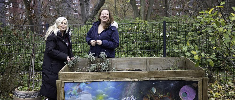 Für die Jugend da. Dorina Thomas, Bereichsleitung Jugendfreizeiteinrichtungen des HvD (l.) und Silke Heuke-Böhm, Leiterin des „Orange Flip“ Lichtenberg.