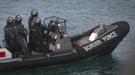 Mitglieder des Grenzschutzes patrouillieren im Hafen von Dover auf einem Schlauchboot.