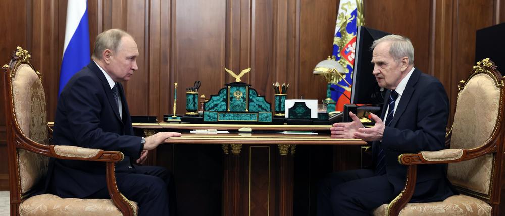 Der russische Präsident Wladimir Putin (l) hört dem Vorsitzenden des russischen Verfassungsgerichts Valery Zorkin zu während ihres Treffens im Kreml in Moskau.