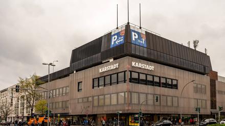  An der südöstlichen Ecke des Leopoldplatzes steht das 1978 eröffnete Kaufhaus Karstadt. 