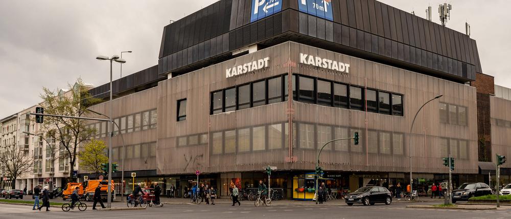 An der südöstlichen Ecke des Leopoldplatzes steht das 1978 eröffnete Kaufhaus Karstadt.