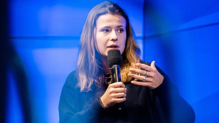 Luisa Neubauer, Klimaaktivistin, spricht bei einer Pressekonferenz zur Initiative «Erstwahlprofis» in der Bertelsmann Stiftung. Gemeinsam mit dem Haus Rissen bildet die Bertelsmann Stiftung in Berlin «Erstwahlprofis» aus. 