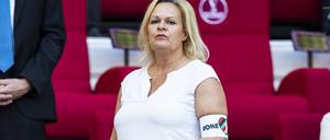 Bundesinnenministerin Nancy Faeser trägt die „One Love“-Binde im Stadion in Katar.