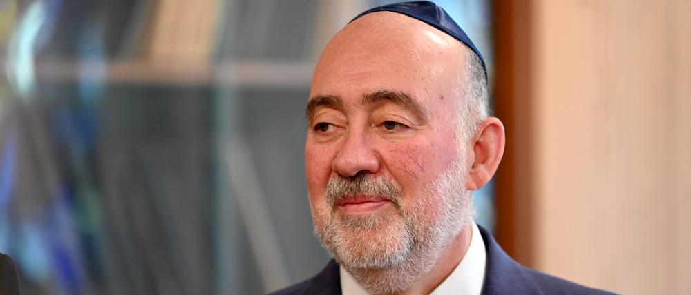 Ron Prosor, Botschafter Israels, gibt nach einem Treffen mit Hendrick Wüst, Ministerpräsident von Nordrhein Westfalen (CDU, l), in der Synagoge in Köln ein Statement ab. 