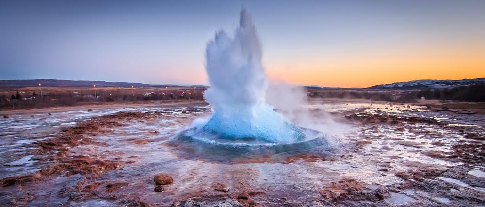 Aus dem Erdinneren steigt heißes Wasser an die Erdoberfläche, hier ein Geysir in Island. Es kann auch zur Energiegewinnung genutzt werden.