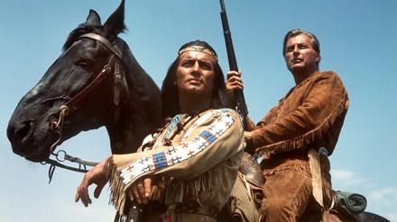 Pierre Brice (l) als Apachen-Häuptling Winnetou und Lex Barker als sein Blutsbruder Old Shatterhand in einer Szene des Karl-May-Films "Im Tal des Todes" (undatierte Aufnahme). Der französische Schauspieler Pierre Brice feiert am 6. Februar seinen 75. Geburtstag. Seine Paraderolle ist die des Winnetou in zahlreichen Karl-May-Verfilmungen sowie bei den May-Festspielen in Elspe und Bad Segeberg. Darüber hinaus war Pierre Brice u.a. auch in Serien wie "Das Traumschiff" und "Ein Schloss am Wörthersee" zu sehen. Privat ist er seit vielen Jahren glücklich mit seiner Hella: Das Paar lernte sich 1976 kennen, Hochzeit war 1981.. Andreas Busche