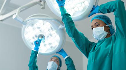 Zwei Krankenschwestern bereiten eine Operation vor. 
