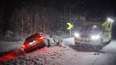 Ein Auto, das bei winterlichen Verhältnissen von der Straße abgekommen ist.