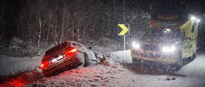 Ein Auto, das bei winterlichen Verhältnissen von der Straße abgekommen ist.