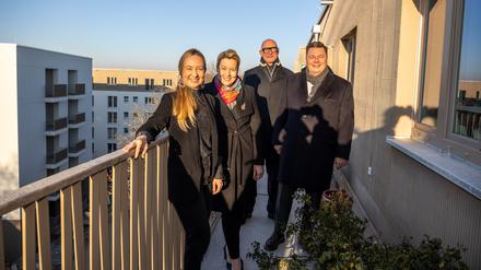 Marie Vetter, eine der Neumieter*innen, Franziska Giffey, ehemalige Regierende Bürgermeisterin von Berlin, Jörg Franzen, Vorstandsvorsitzender der GESOBAU AG, und 
Andreas Geisel, ehermaliger Senator für Stadtentwicklung, Bauen und Wohnen auf einem Pressetermin der Gesobau im Dezember 2022.