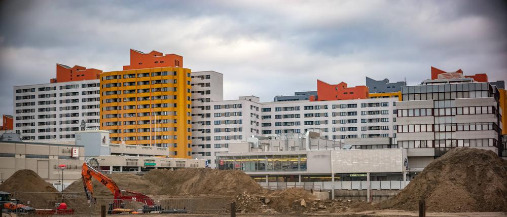 Berlin Reinickendorf OT Märkisches Viertel MV Großsiedlung das Einkaufszentrum Märkische Zeile ist abgerissen und wird neu gestaltet Berlin *** Berlin Reinickendorf OT Märkisches Viertel MV Großsiedlung the shopping center Märkische Zeile is demolished and will be redesigned Berlin