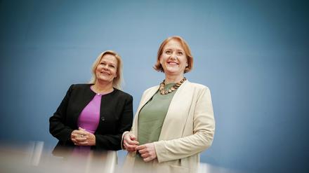 Wollen zivilgesellschaftliche Initiativen für Demokratie dauerhaft fördern: Innenministerin Nancy Faeser (SPD) und Familienministerin Lisa Paus (Bündnis 90/Die Grünen).
