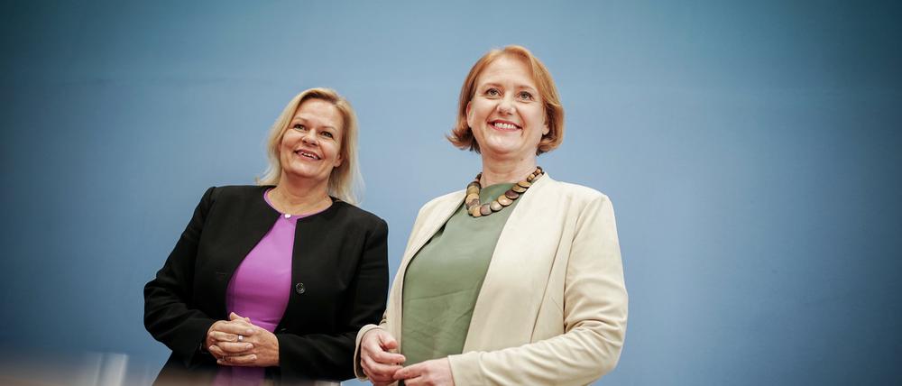 Wollen zivilgesellschaftliche Initiativen für Demokratie dauerhaft fördern: Innenministerin Nancy Faeser (SPD) und Familienministerin Lisa Paus (Bündnis 90/Die Grünen). 