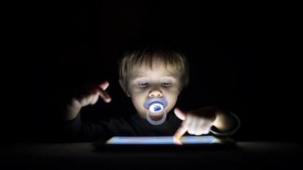 Kleinkinder sollten eigentlich nicht vorm Tablet sitzen.