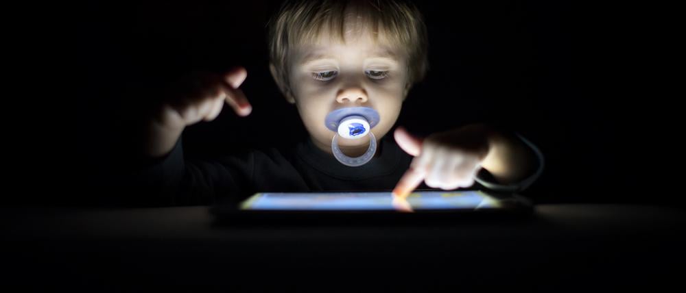Kleinkinder sollten eigentlich nicht vorm Tablet sitzen.