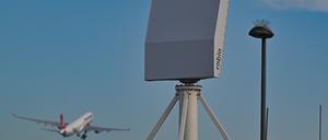 Das neue Radarsystem zum Schutz vor Vogelschlag ist am Flughafen Berlin Brandenburg BER im Einsatz. Das 3D-Radar kann Vogelschwärme in einer Entfernung von zehn Kilometern rund um den Flughafen erfassen. Per Knopfdruck können dann pyrotechnische Anlagen ausgelöst werden, um die Vögel von den Start- und Landebahnen fernzuhalten. Das neue Radarsystem wird von Mitarbeitern der Wildlife Control am Boden unterstützt.