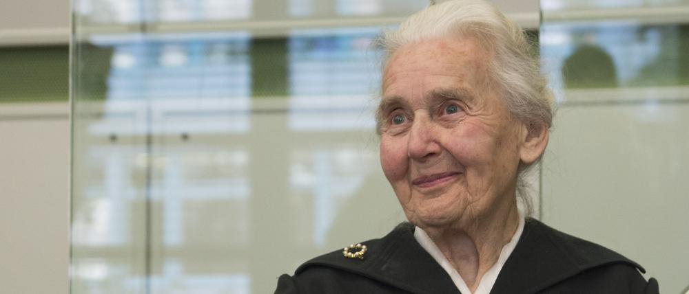 Ursula Haverbeck sitzt am 16.10.2017 in Berlin im Amtsgericht Tiergarten in einem Gerichtssaal.
