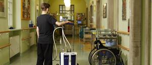 Die Pumpe, ein mechanisches Herzunterstützungssystem, ist an Dominiks Herz angeschlossen und hält den 22-Jährigen am Leben.