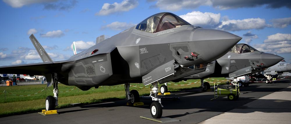 Ein F-35 Tarnkappenjet der Rüstungsschmiede Lockheed Martin wird bei der Raumfahrtausstellung (ILA) ausgestellt.