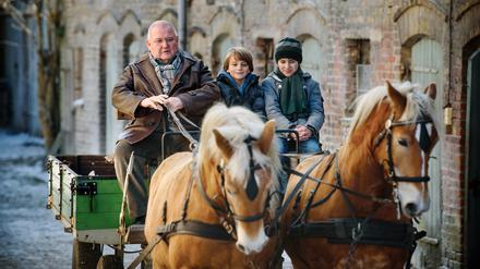 Ein Herz für Kinder: Horst Krause mit Samuel (Phileas Heyblom, li.) und Timo (Cai Cohrs).