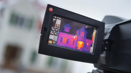 Beim Thermographie-Verfahren werden mit Wärmebildkameras die Oberflächentemperaturen der Außen- und Innenwände erfasst und darstellbar gemacht. 
