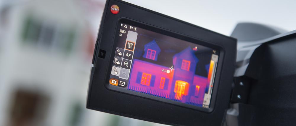 Beim Thermographie-Verfahren werden mit Wärmebildkameras die Oberflächentemperaturen der Außen- und Innenwände erfasst und darstellbar gemacht.