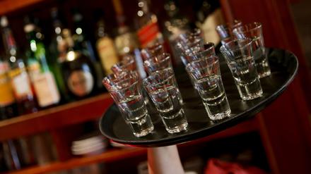 Gefüllte Schnapsgläser stehen auf einem Tablett in einer Bar in Hamburg.