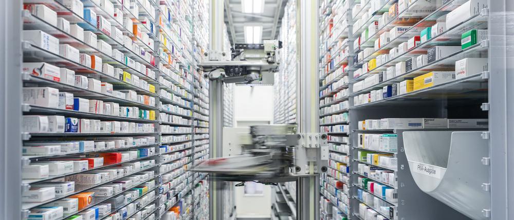 Blick in das automatisierte Medikamentenlager einer Apotheke.