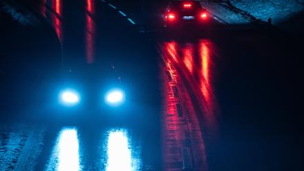 14.12.2022, Baden-Württemberg, Rottweil: Autos fahren im morgendlichen Berufsverkehr auf der Bundesstraße 27 (B27) bei Rottweil. Die Scheinwerfer und Heckleuchten spiegeln sich dabei auf der Straße. Foto: Silas Stein/dpa +++ dpa-Bildfunk +++