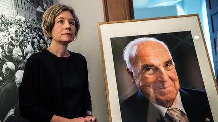 Maike Kohl-Richter, Witwe von Altbundeskanzler Helmut Kohl, neben einem Porträt ihres Mannes.