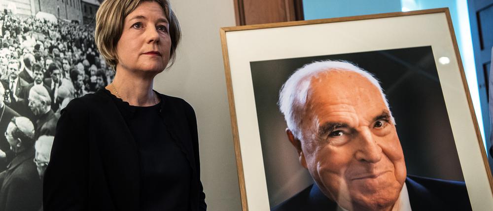 Maike Kohl-Richter, Witwe von Altbundeskanzler Helmut Kohl, neben einem Porträt ihres Mannes.