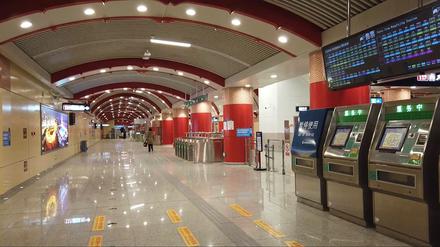 Eine leere U-Bahnstation in Peking